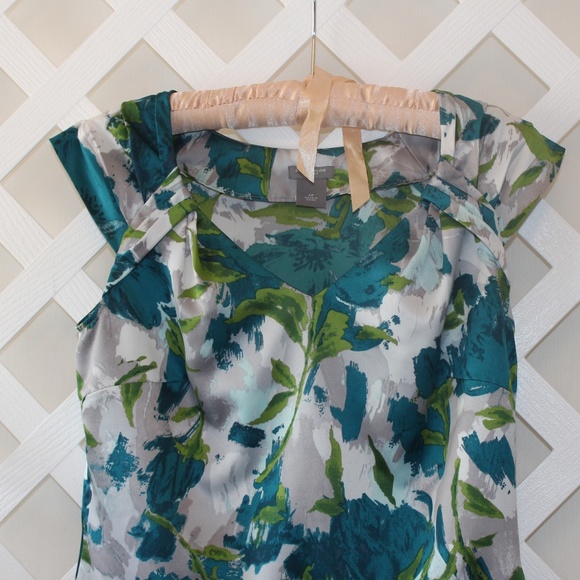 Ann Taylor Tops - Beautiful Floral Ann Taylor Blouse Size 6 Petites Ann Taylor Tops - Beautiful Floral Ann Taylor Blouse Size 6 Petites
